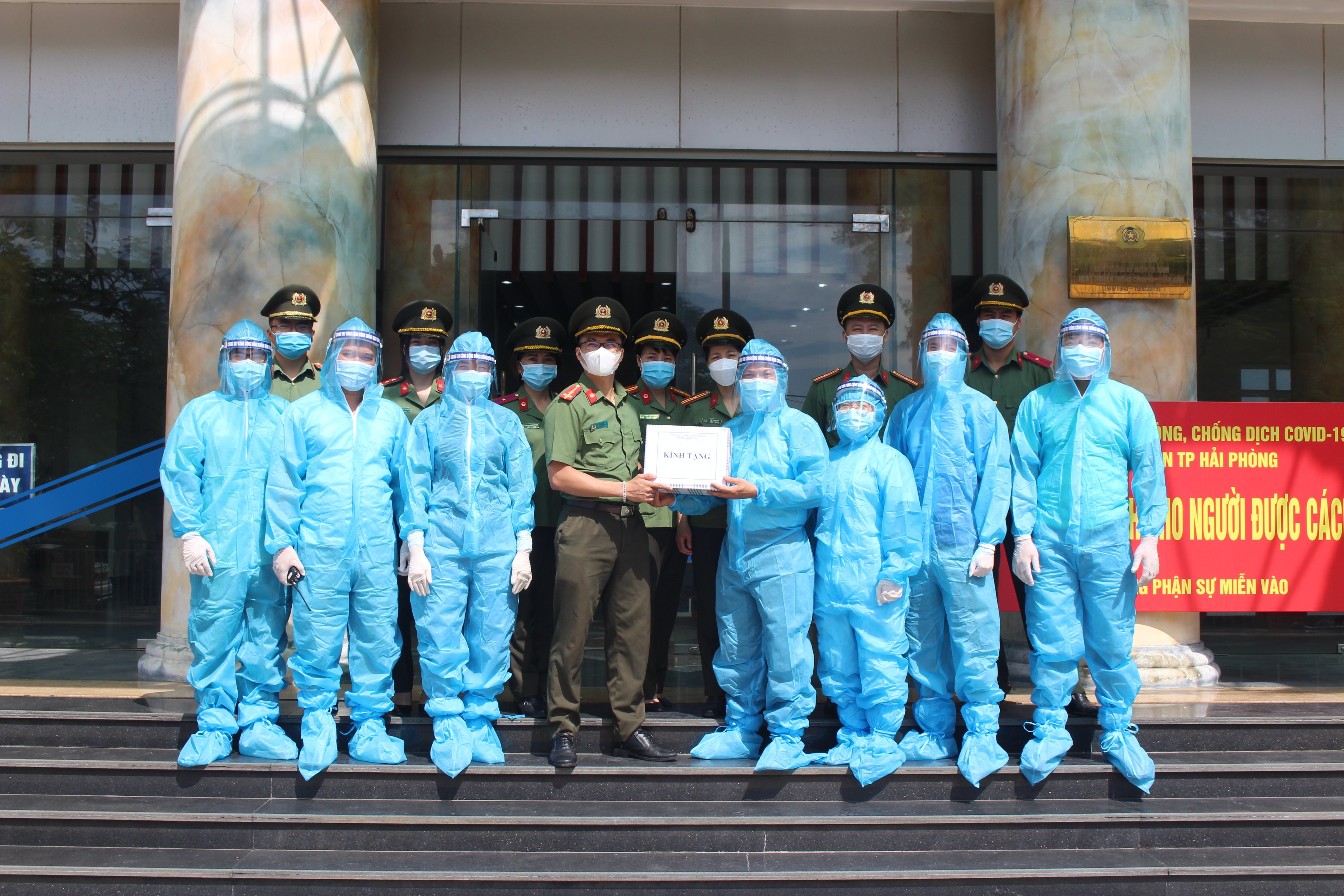 Phòng Hậu cần - CATP tặng quà cán bộ chiến sĩ tại các điểm cách ly